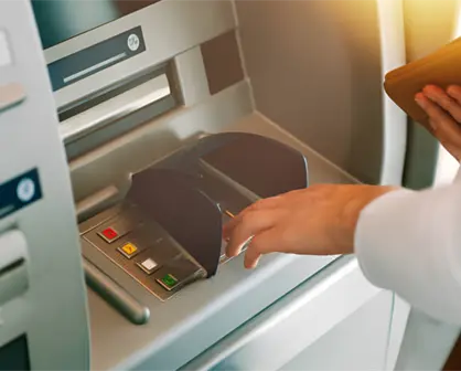 Condusef explica qu&eacute; hacer si el cajero retiene tu tarjeta y c&oacute;mo proteger tu cuenta