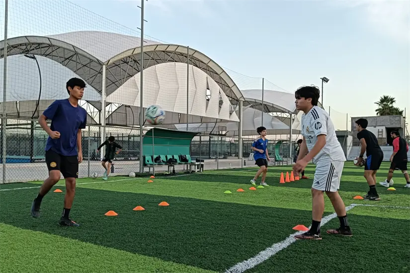 Entrenamiento personalizado desde la primera clase: el campamento del Club Santa Fe ofrece sesión de prueba gratuita, inscripción sin costo y atención individual para cada jugador, sin importar su nivel inicial.