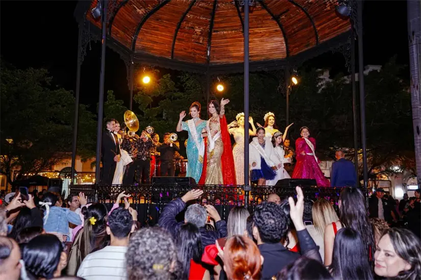 La corte real del Carnaval de Mazatlán 2026 fue presentada a los mazatlecos reunidos en la Plazuela Machado después de la elección