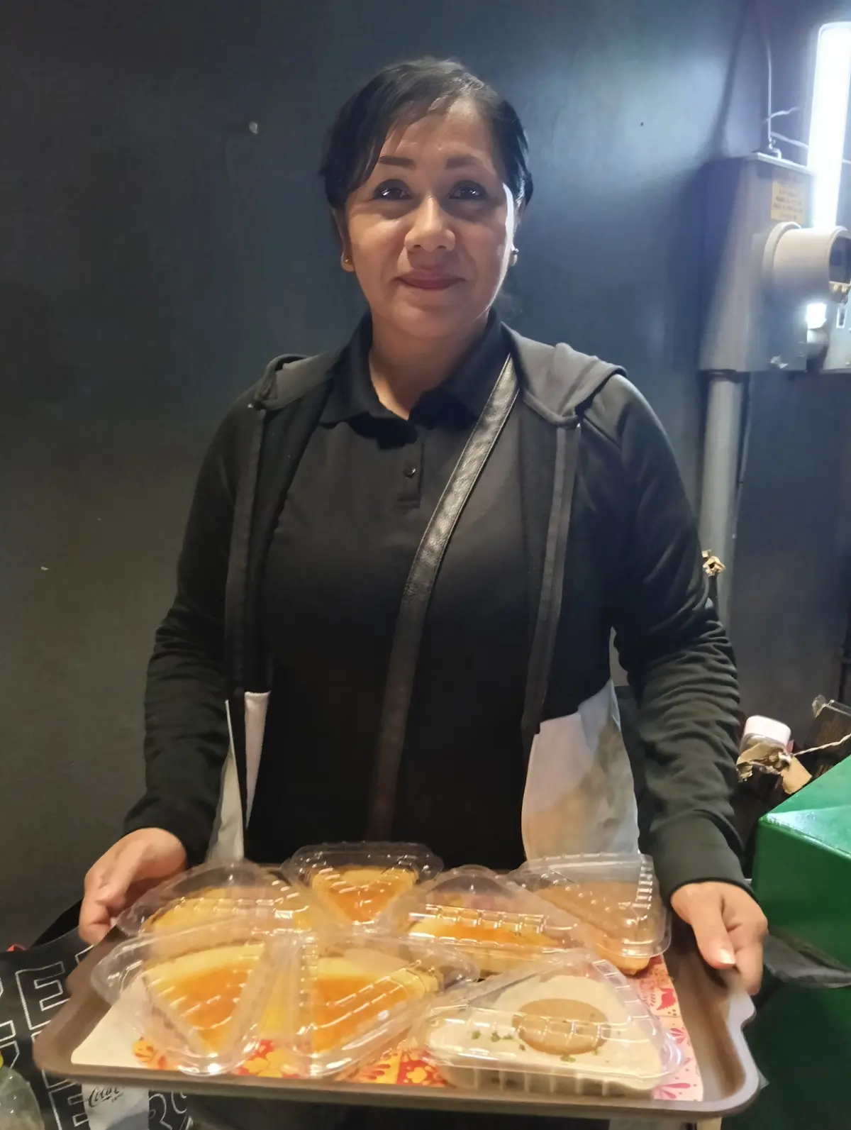 Muy feliz Dulce sale de su hogar en Alturas del Sur para endulzar la vida de sus vecinos.