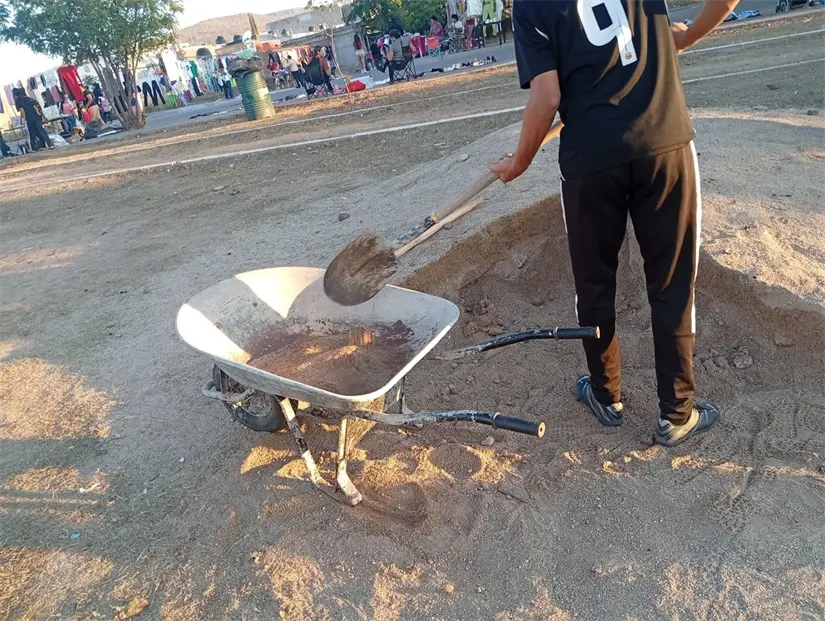 Entre los trabajos de mantenimiento, se vio como una necesidad el emparejamiento de la cancha.