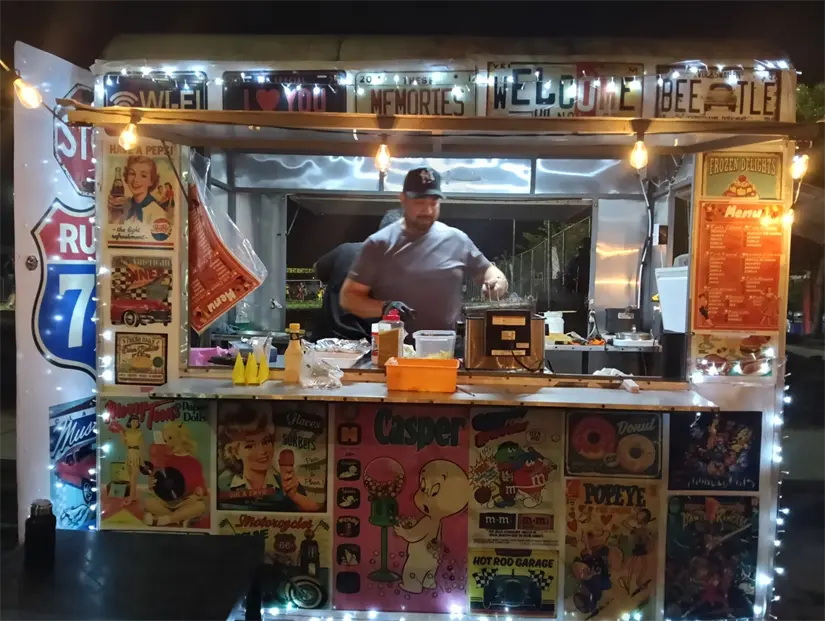 En la carretita de Ruta 74 está Raúl Flores, el hombre que pone toda su pasión por atender a su clientela.