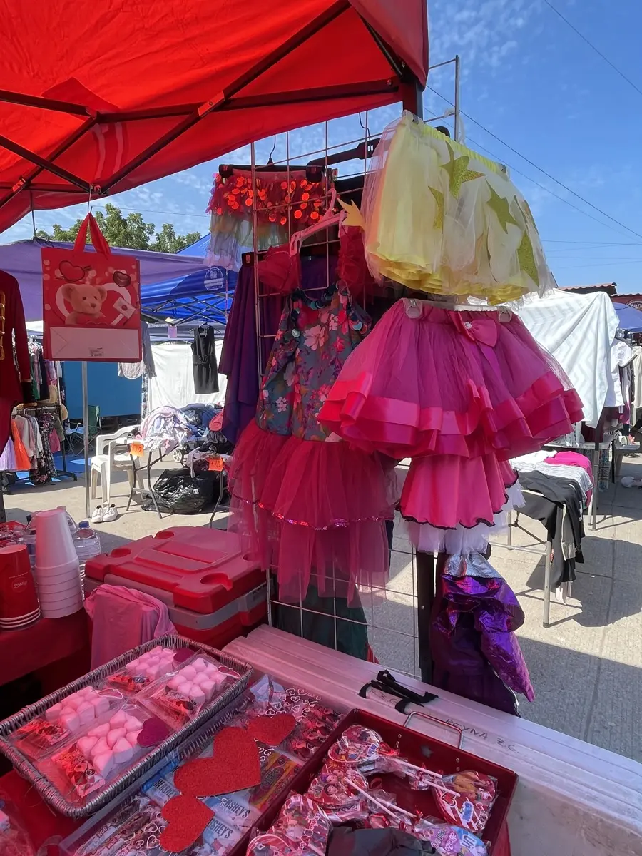 Artículos para el festeo del Carnaval y del Día del Amor y la Amistad en el Tianguis de la Colonia Flores Magón
