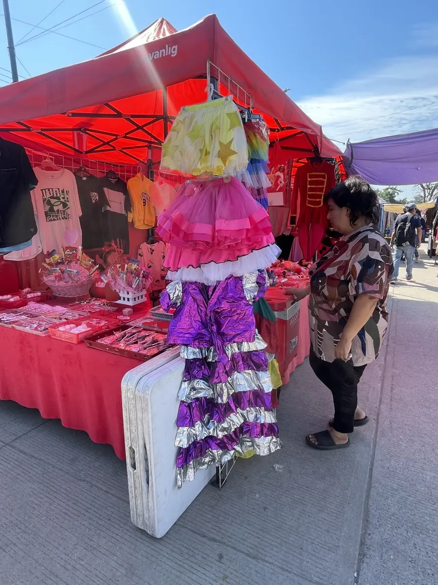 En el Tianguis de la colonia Flores Magón Reyna ofrece artículos para fechas y temporadas especiales