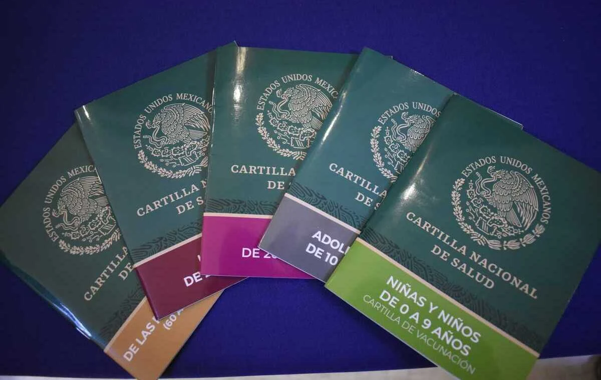 La Cartilla de Salud es un documento crucial para trámites del IMSS. Foto: Cortesía