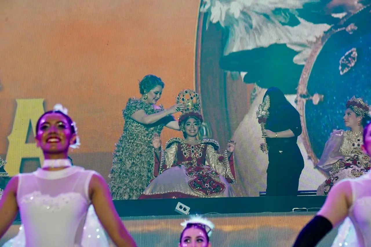 Eeilen I recibió los atributos reales el lunes de Carnaval en una ceremonia llena de fantasía enmarcada por los espectáculos de Lara Campos y Belinda