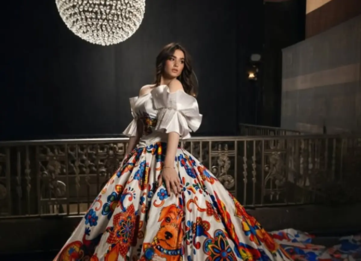 El simbolismo detrás del vestido que Emily Cinnamon lució en el New York Fashion Week.