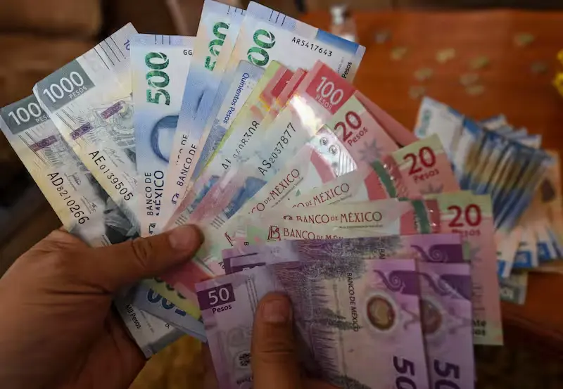 Se recomienda sentir el billete y revisar sus elementos. Foto: Cortesía
