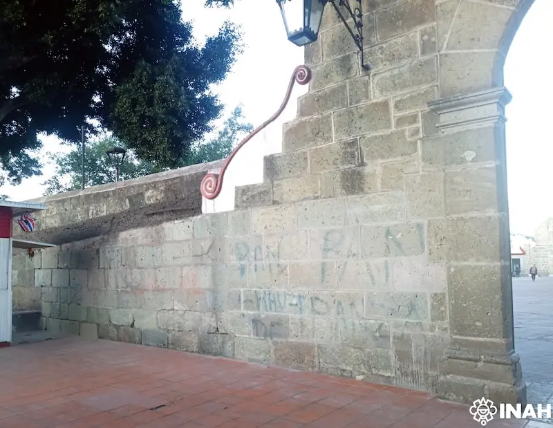 Eliminan grafitis con láser en histórica basílica de Oaxaca