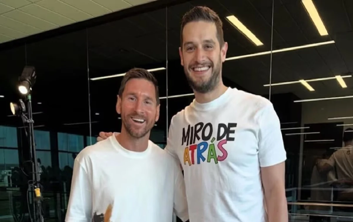 Adrián Marcelo sorprende al posar junto a Messi