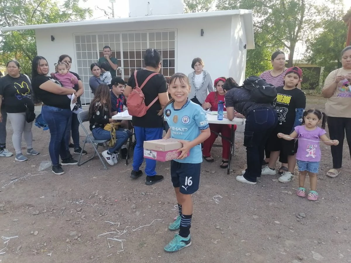 Niñas y niños de la colonia Progreso recibieron calzado con el programa ‘Caminando Contigo’, impulsado por el diputado Jesús Ibarra. Foto: Cortesía/ TBN