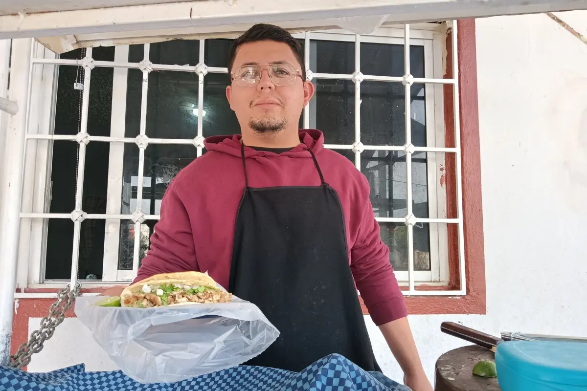 Aarón Eduardo Hernández impulsa Tacos El Muñeco en la colonia Industrial El Palmito, en Culiacán. Con tacos de panza, buche y tripa, y servicio a domicilio, apuesta por crecer con sabor y esfuerzo diario. | Imágenes de Francisco Castro