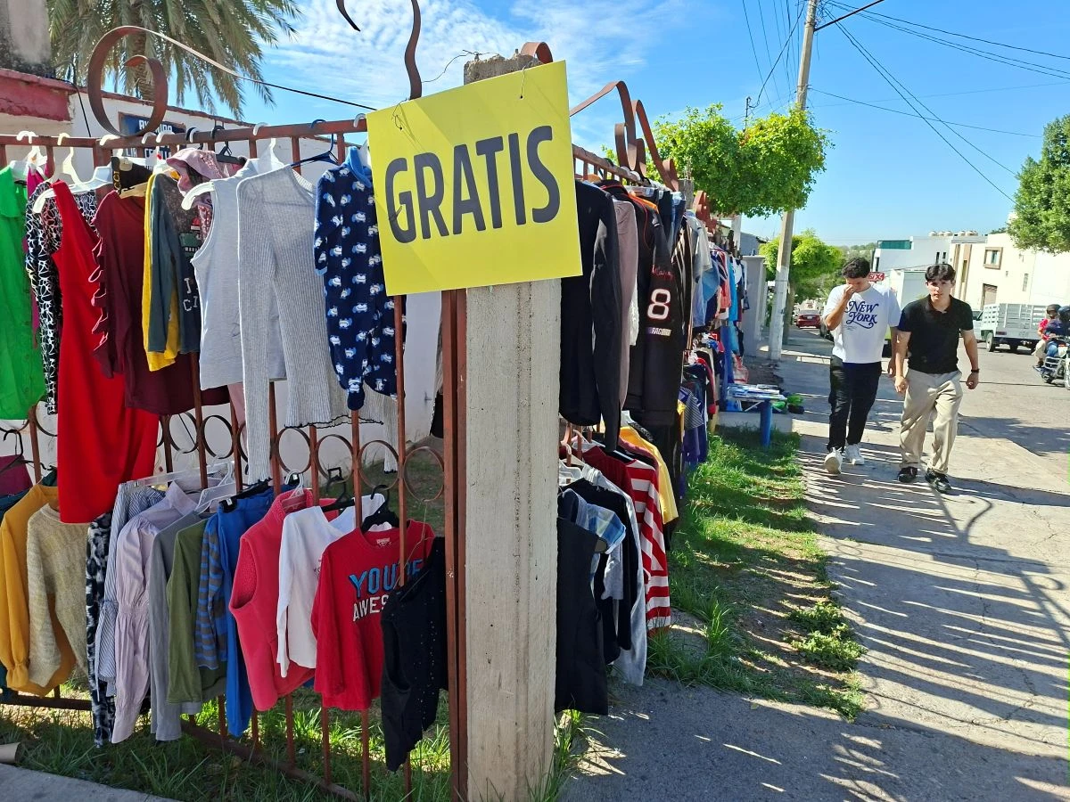 El bazar de artículos gratuitos en la colonia Libertad se ha convertido en un espacio donde la solidaridad, la esperanza y el apoyo mutuo se hacen presentes cada jueves. Foto: Juan Madrigal
