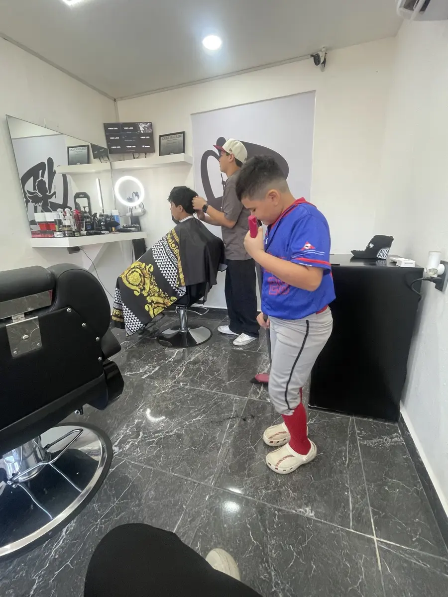 André, hermano pequeño de Diego, sigue sus pasos y ya trabaja en la barbería, también juega beisbol