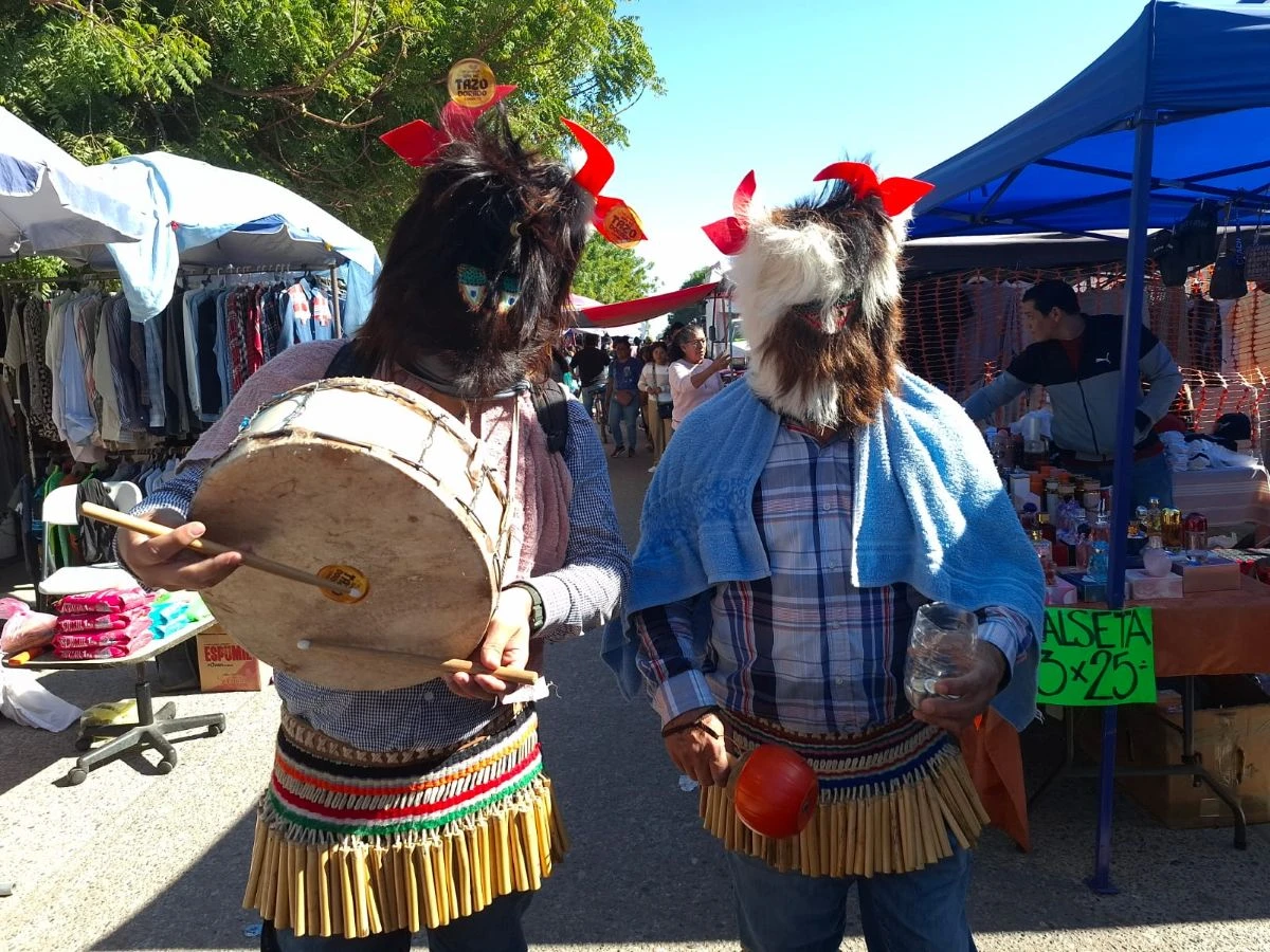 Con máscaras grotescas y atuendos coloridos, los “judíos” Mayo-Yoremes en recorrido por el tianguis de Villa Juárez solicitando cooperación para su fiesta ceremonial.