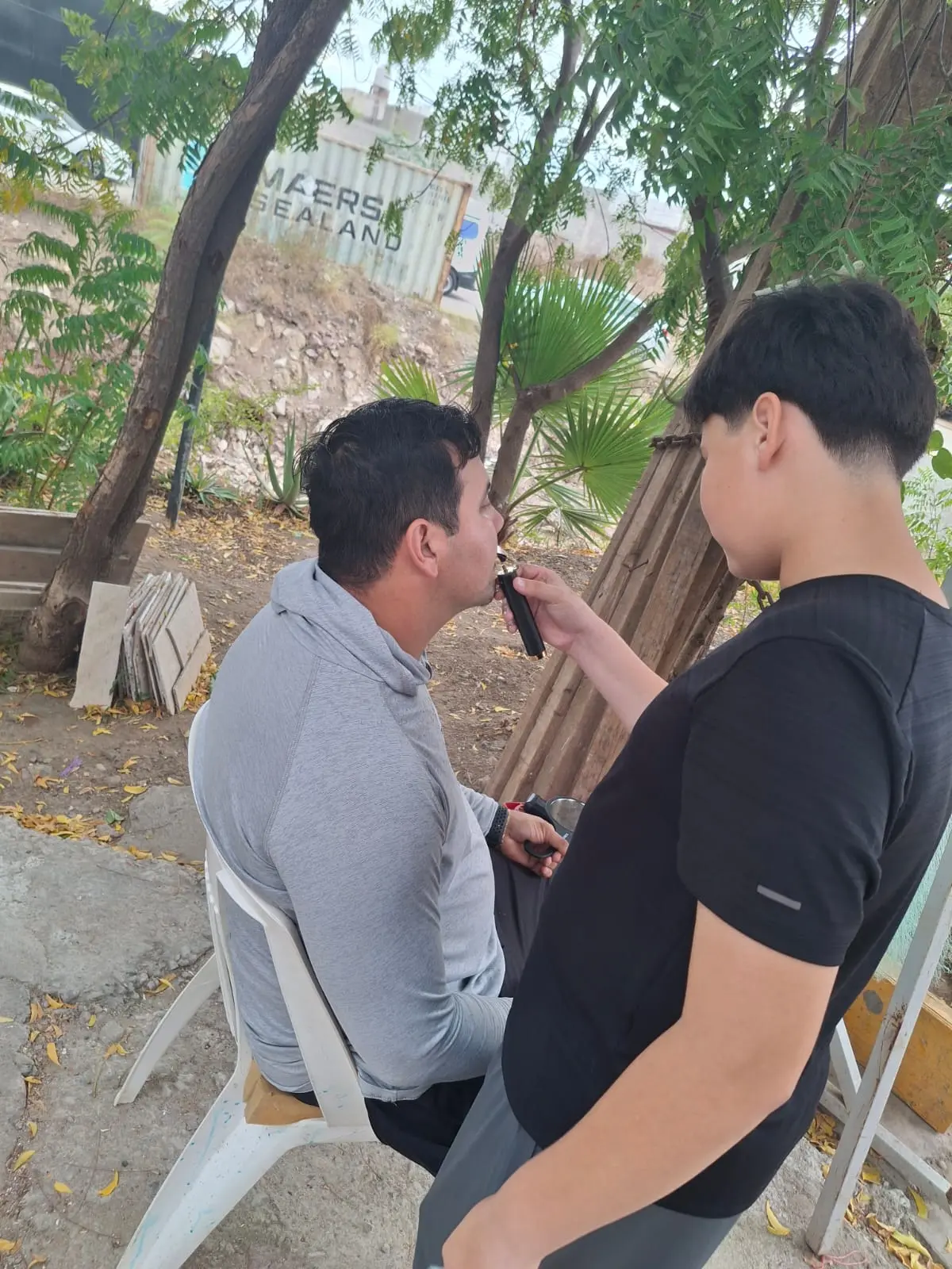 Amigos y compañeros de la escuela son los clientes frecuentes de Diego, así como sus familiares que apoyan su emprendimiento