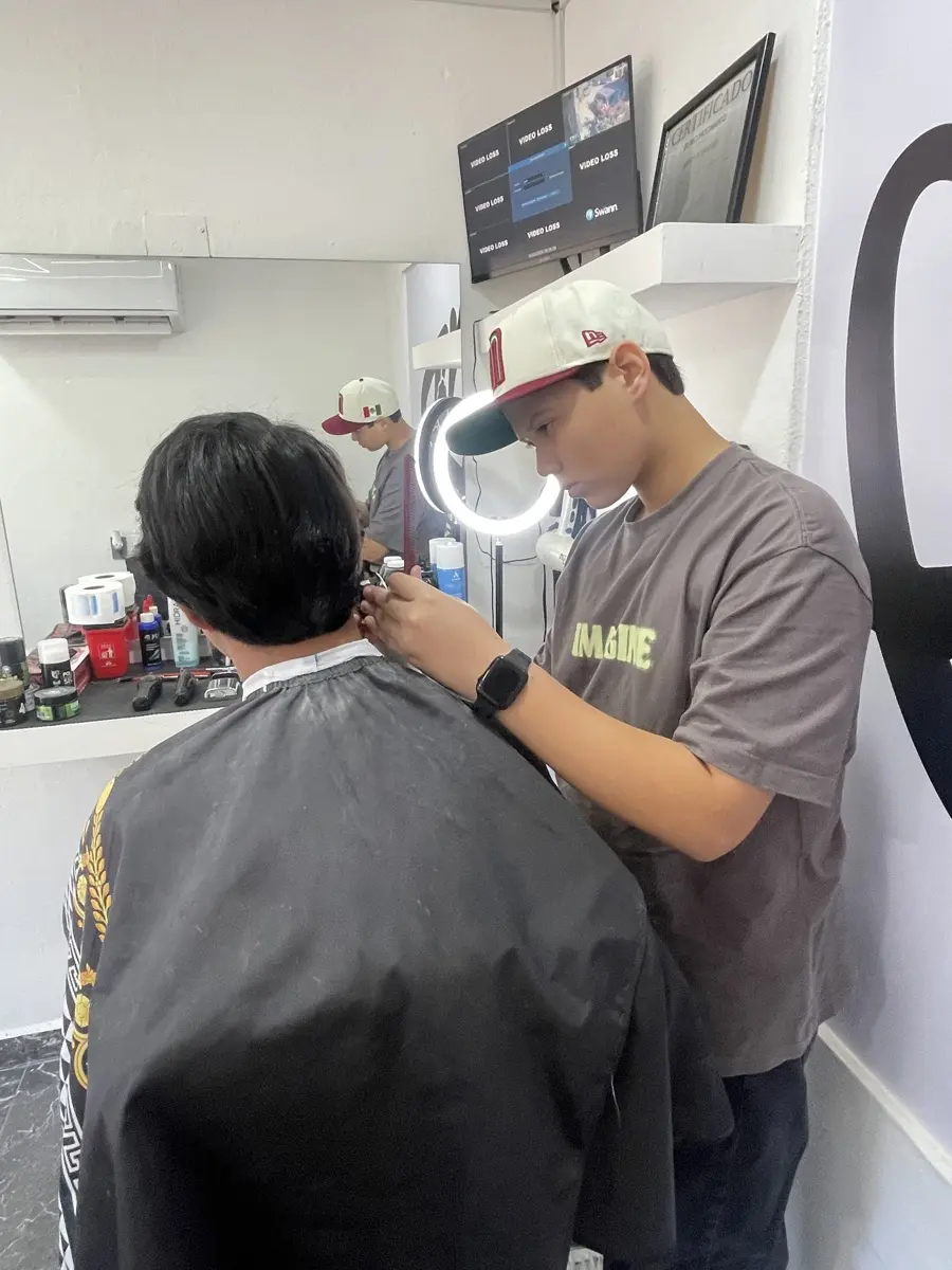 Deigo Gael compró su primera máquina para cortar el cabello en línea y de inmediato quiso poner en práctica sus conocimientos con su familia