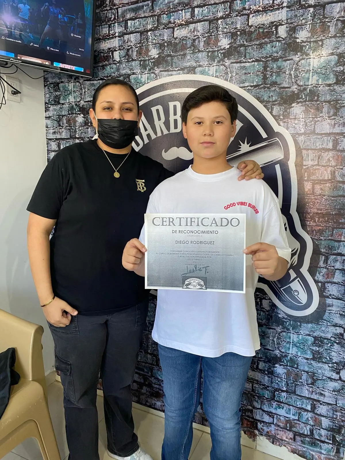 Diego tomó un curso básico de barbería y empezó a trabajar con su propio barbero, quien lo invitó a su negocio