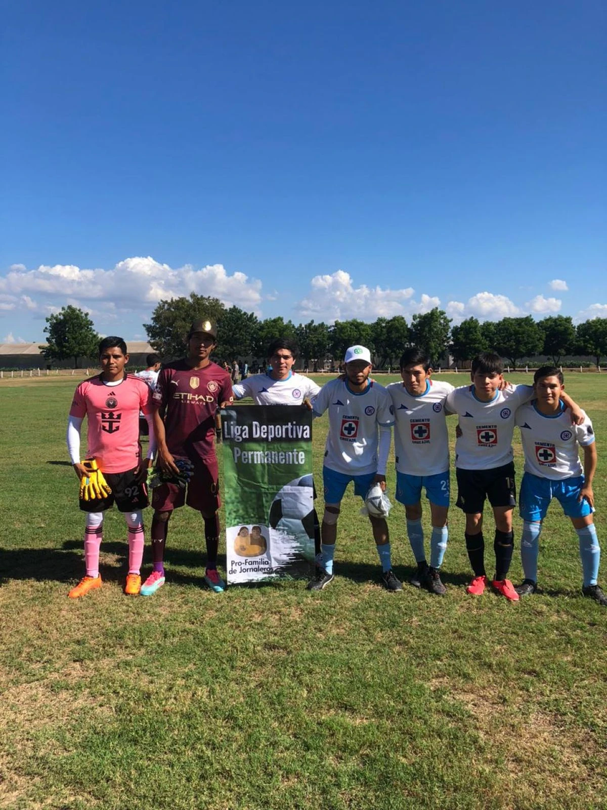 Jornaleros agrícolas disputan un encuentro de la Liga Deportiva Permanente en la cancha de la Agrícola Viva Orgánica, en Villa Juárez.
