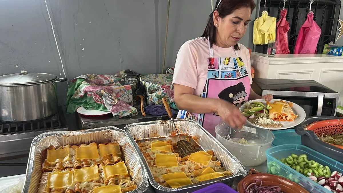 Bety Rodríguez prepara enchiladas suizas en su cocina, donde cada platillo lleva más de 20 años de experiencia.