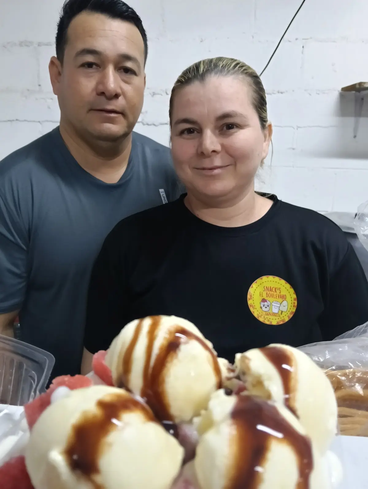 Esta pareja trabaja con mucho ánimo para lograr atender a sus clientes con amabilidad y dar siempre un buen servicio.