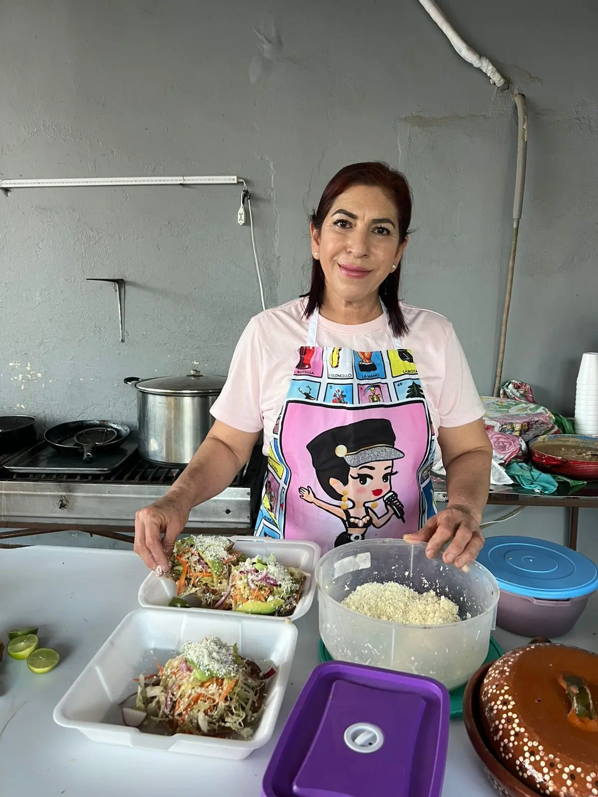 Con orgullo villa juarense, Bety ha sacado adelante a sus hijos gracias a su trabajo entre cazuelas y sazón.