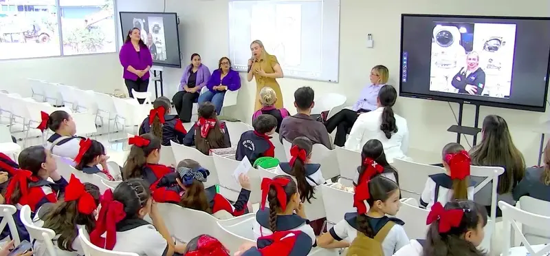 Recalcando la importancia de dar a conocer un caso de verdadero impacto, las estudiantes pudieron escuchar testimonios reales de mujeres en la ciencia.