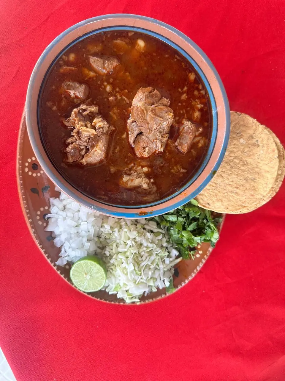 El pozole, las tostadas, gorditas y tacos de guiso forman parte del menú que conquista a clientes locales.