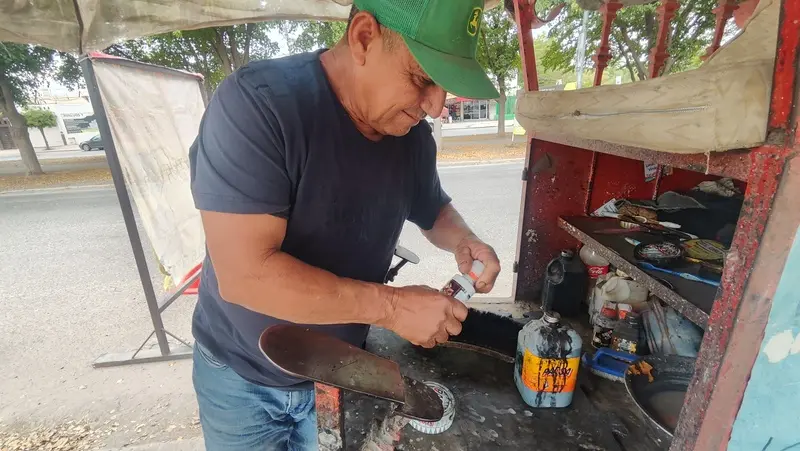 Valentín siempre se encuentra dispuesto a trabajar y tiene toda su herramienta lista para ese momento.