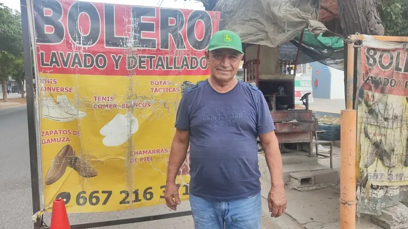 Valentín se pone todos los días afuera de plaza Las Américas a atender a sus clientes.
