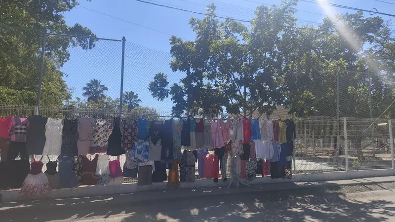 Los vecinos aprovechan los espacios del parque para apoyarse entre sí.