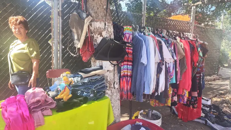 La señora María explica que le gusta mucho ponerse en el bazar, ya que así puede divertirse con sus vecinos y pasar el tiempo.