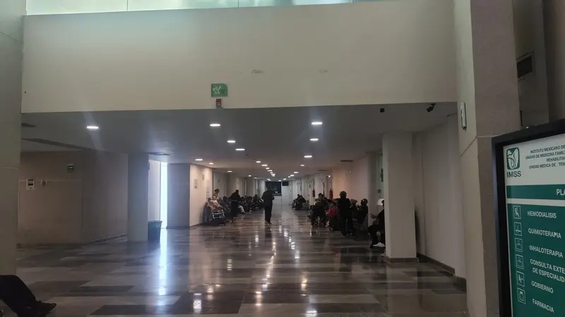 Los pasillos se mantienen ocupados por los derechohabientes que asisten a sus citas.