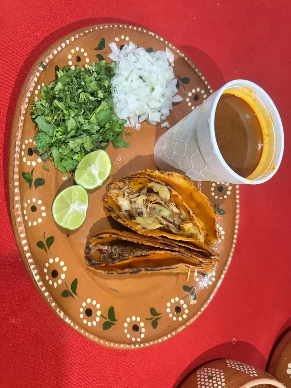 La birria tradicional y las quesabirrias son de los platillos más solicitados en bodas y convivios de Villa Juárez.