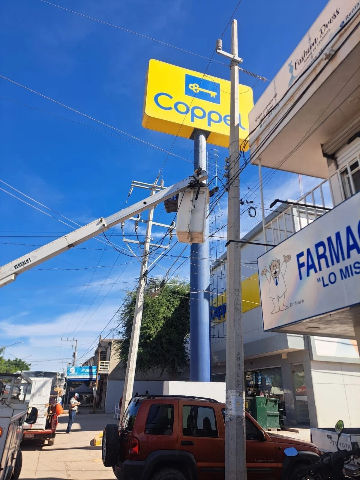 Cuadrillas municipales realizan trabajos de reparación del alumbrado público en el primer cuadro de Villa Juárez.