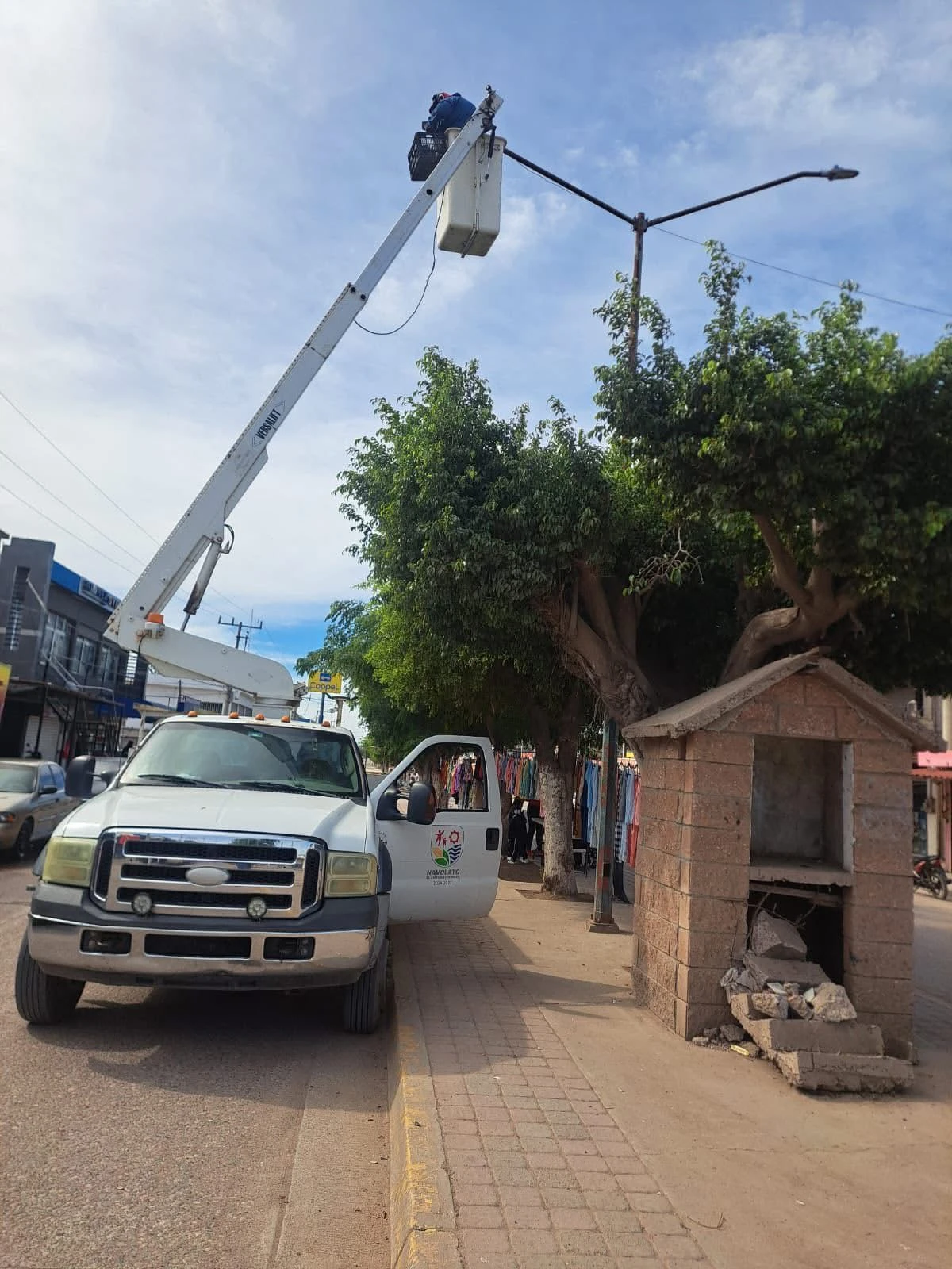 Cuadrillas municipales realizan trabajos de reparación del alumbrado público en el primer cuadro de Villa Juárez.