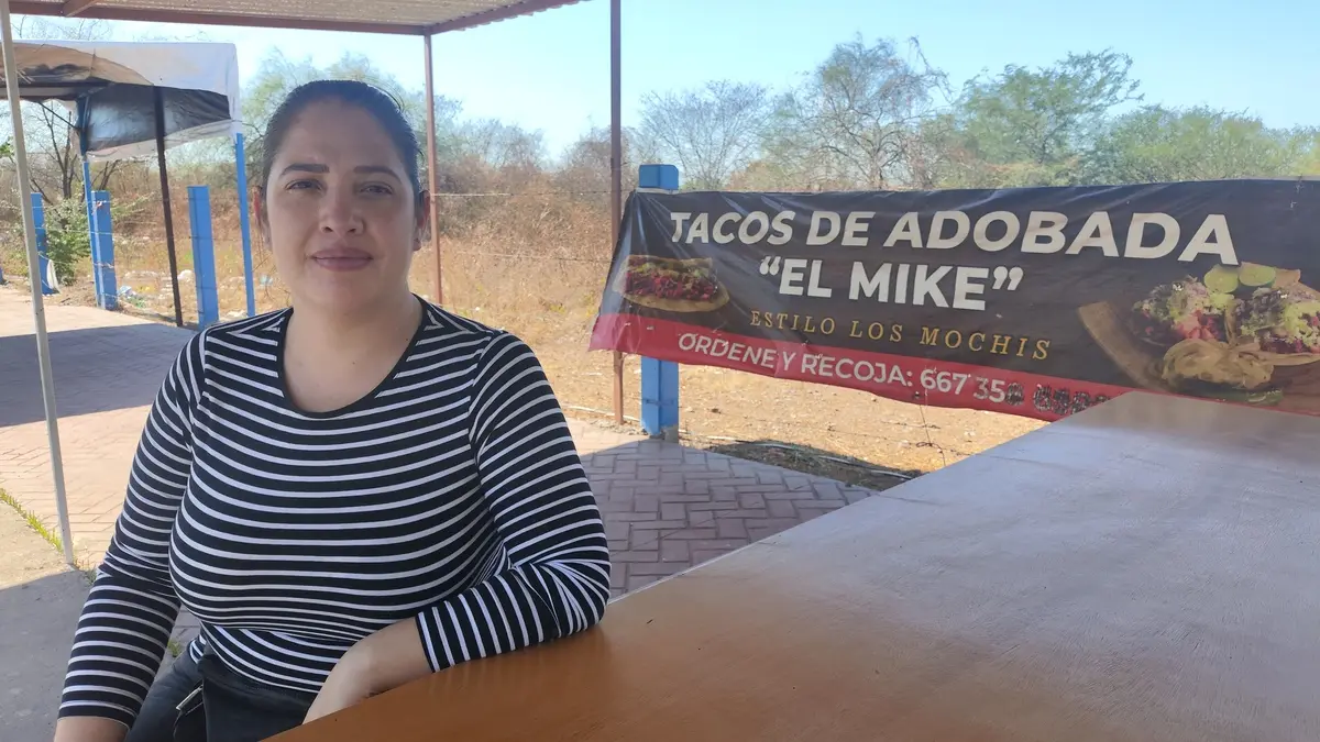 Jeinny sostiene el negocio de los tacos de adobada estilo Los Mochis con amor al sazón de su ciudad.