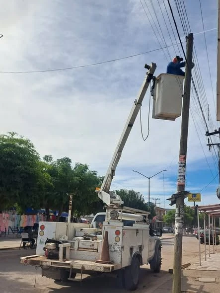 Personal de Obras Públicas supervisa la reposición de sistemas eléctricos dañados en la zona centro.