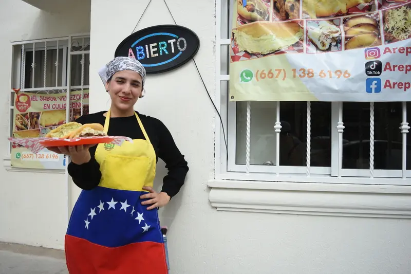 Vivi siempre está con su mandil venezolano dándole la bienvenida a todo el que esté dispuesto a probar un pedacito de su cultura y sazón.