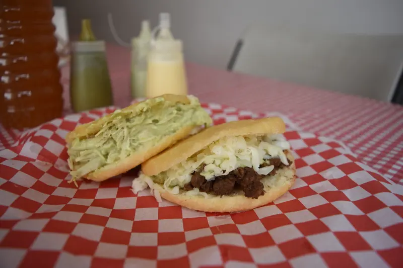 Las arepas de Vivi representan lo mejor de ambos mundos, combinando los sabores venezolanos y sinaloenses.