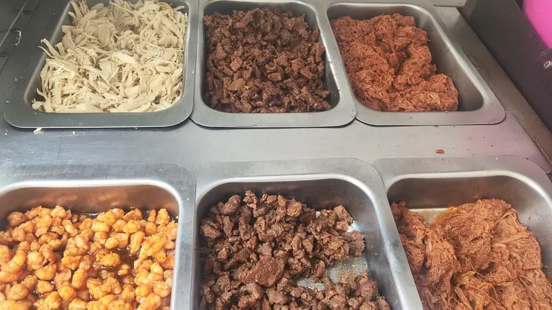 Desde carne mechada, un platillo típico venezolano, hasta la de camarón, los platillos son 100% caseros.