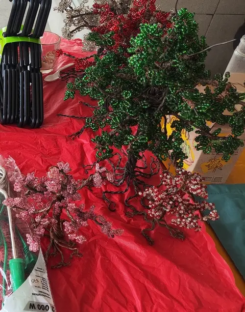 El señor Guadalupe menciona que puede hacer pedidos especiales para quienes les guste su trabajo, incluso ha hecho centros de mesas para quinceaños.
