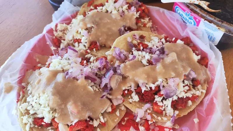 Los tacos de adobada son 100% estilo Los Mochis, preparados con el sazón especial, frijol y repollo.