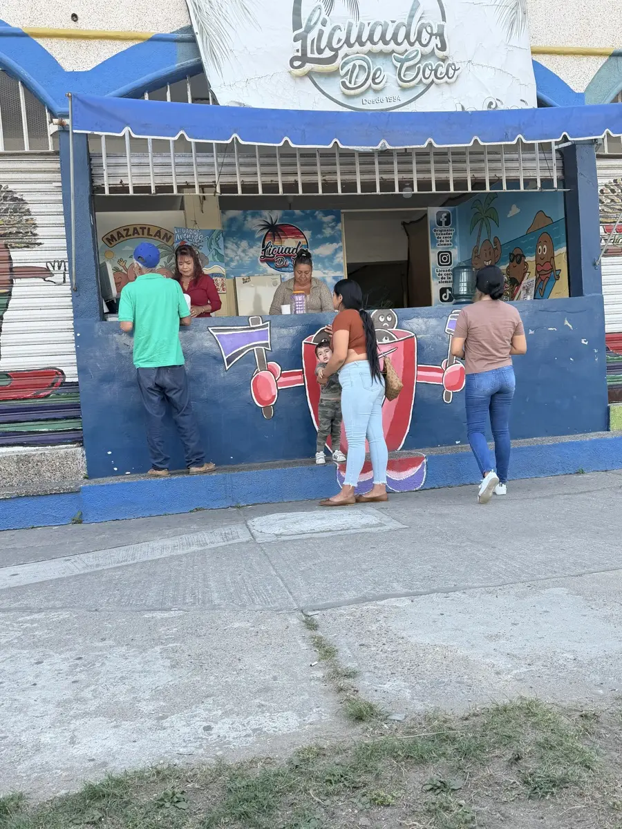 Mazatlecos y turistas llegan todos los días a disfrutar de los refrescantes licuados de coco de la familia Mayorquín en la Avenida Alemán, en el sector Centro de Mazatlán
