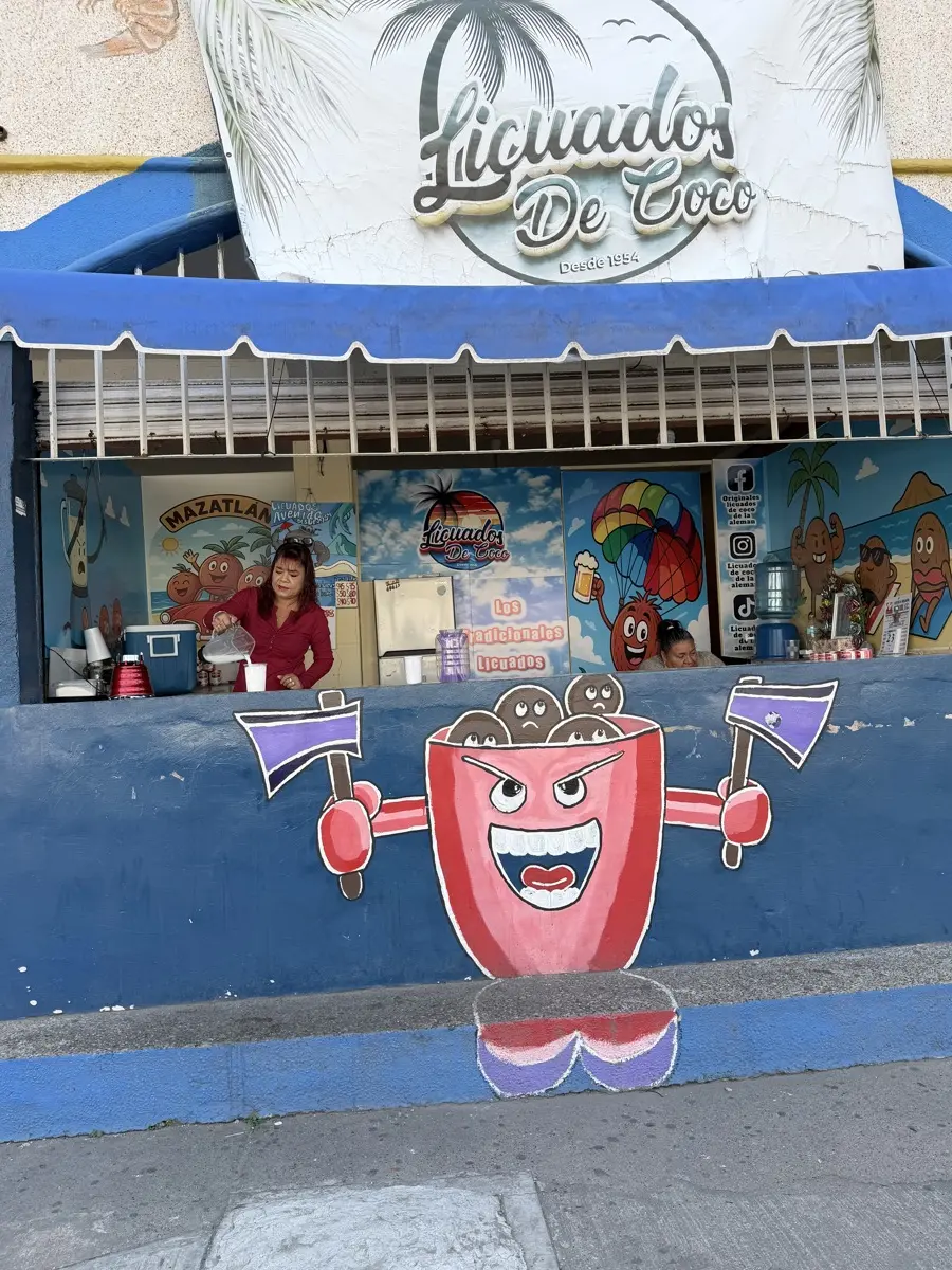 Los licuados de coco de la familia Mayorquin son una tradición en Mazatlán 