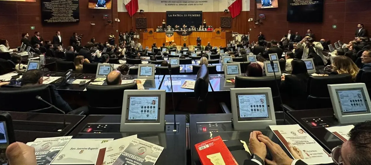Los integrantes de la Cámara Alta aprobaron un ajuste salarial que acerca sus ingresos al tope constitucional fijado por el salario presidencial.