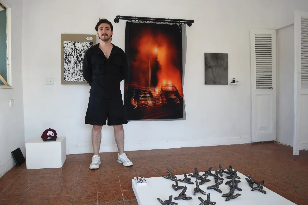 La exposición colectiva “El sol bajo la lengua” reúne a ocho artistas en Cenaduría Tierra Blanca. Una muestra sobre territorio, memoria y cuerpo que abre la semana cultural rumbo a Todos Ponen Feria en Culiacán. | Imágenes de Lino Ceballos