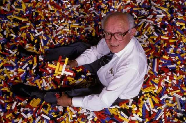 Lego en latín significa