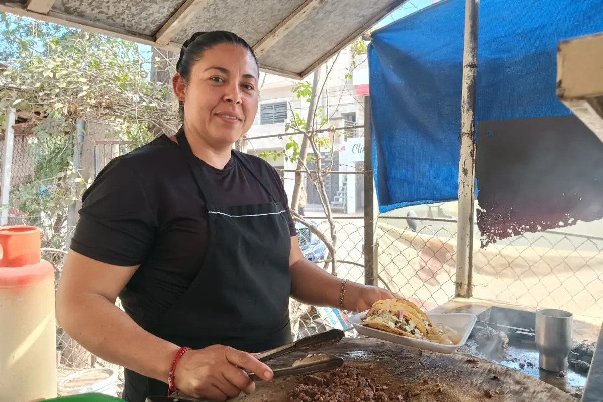 Leonor González cumple nueve años al frente de Taquería Las Palmas en Loma de Rodriguera, un negocio familiar que creció con esfuerzo, constancia y el sabor que hace regresar a sus clientes. | Imágenes de Francisco Castro