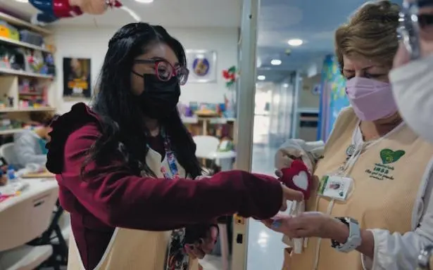 La historia que conmueve en el IMSS una madre que ayuda a niños hospitalizados